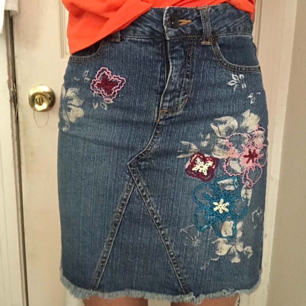 Embroidered denim pencil skirt